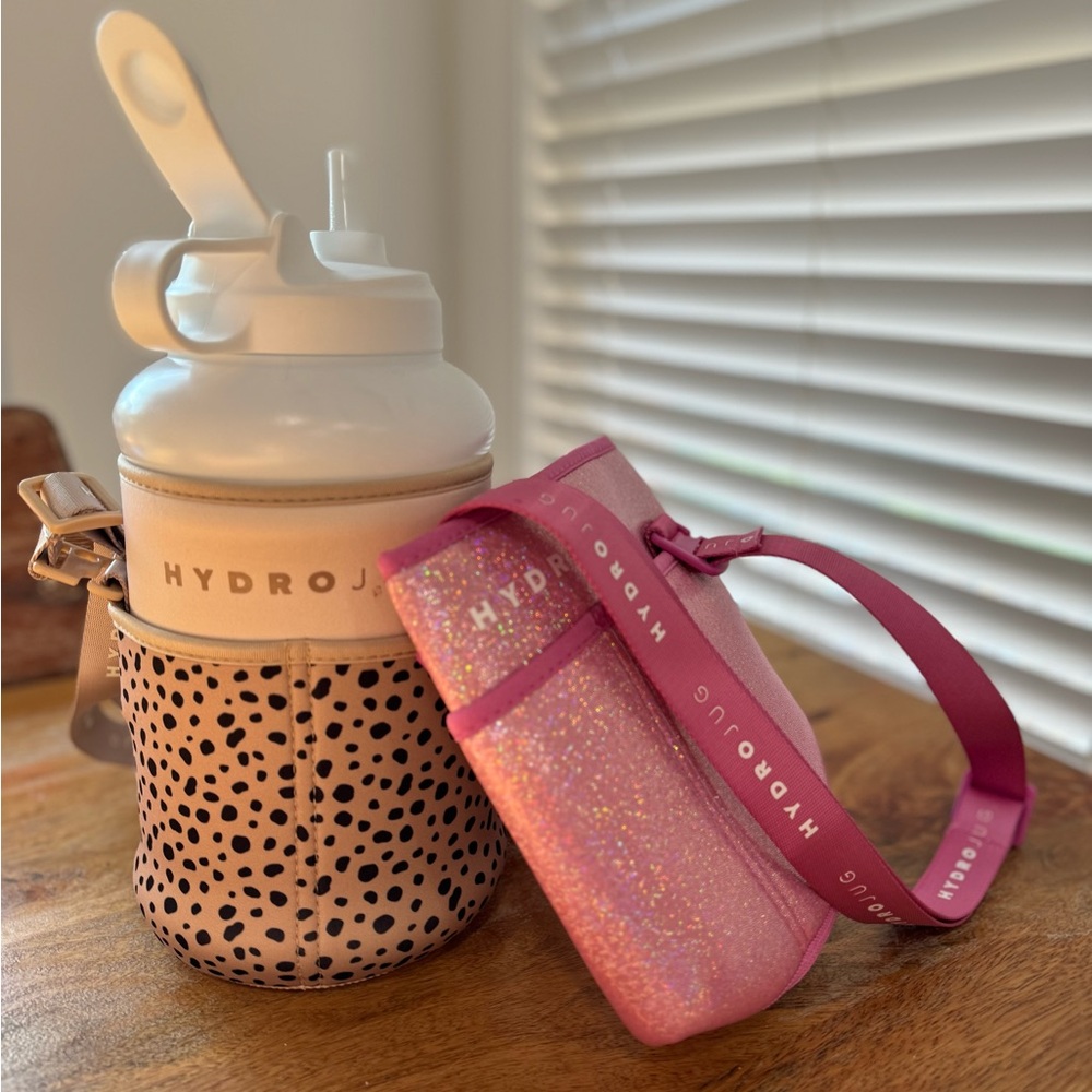 Jug, straw and 2 sleeves. Never used